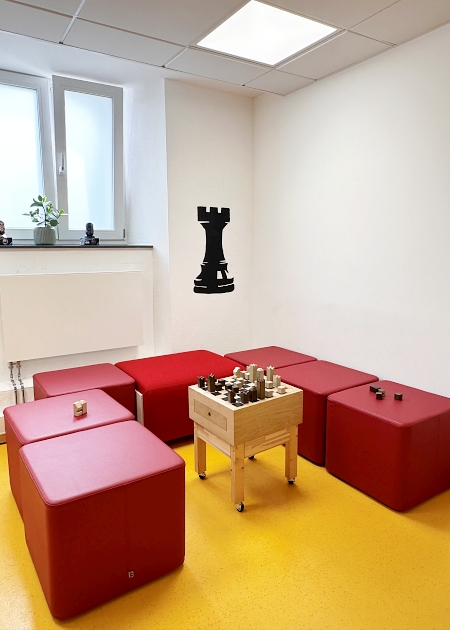 Sitzecke mit Schachspiel