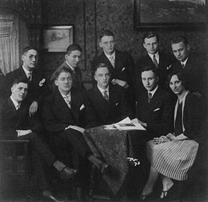 Abiturientia 1928. In der Mitte stehend: der spätere Schulleiter Dr. Hans Mombauer