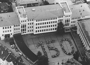 Die Schülerinnen und Schüler formieren sich im Jubiläumsjahr 1991 auf dem Schulhof zu einer 150.